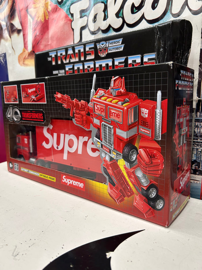 SUPREME TRANSFORMERS G1 OPTIMUS PRIME FIGURE (BRAND NEW)