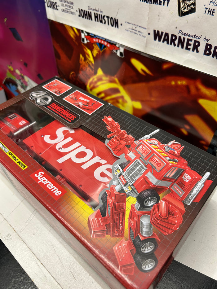SUPREME TRANSFORMERS G1 OPTIMUS PRIME FIGURE (BRAND NEW)