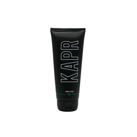 KAPR Gel – zwarte tube met wit logo op transparante achtergrond, sterke hold haarstylinggel.